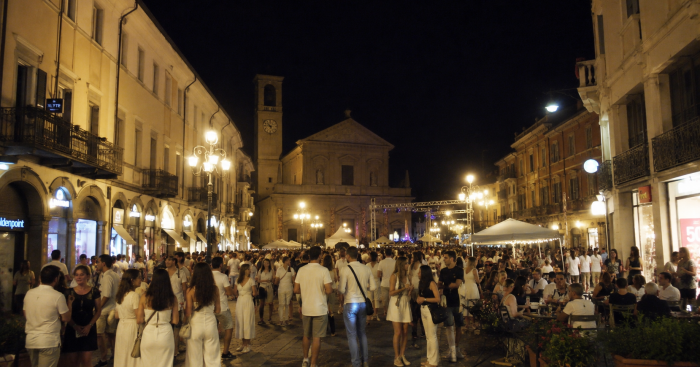 Notte Bianca a Saronno: spettacoli, musica e negozi aperti per la grande festa di fine estate