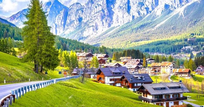Caldo record, gli italiani cambiano meta: la montagna supera il mare nelle vacanze estive