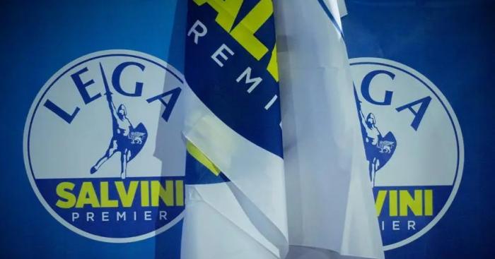 Lega, il logo “Salvini Premier” scompare dai manifesti: il caso agita il Carroccio
