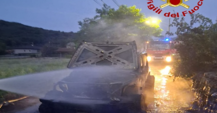 Un’auto è stata distrutta dalle fiamme all’alba a Brenta: vigili del fuoco al lavoro in via Verdi
