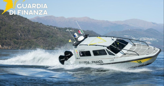 Fiamme a bordo sul Lago Maggiore: sei persone sono state soccorse dalla Guardia di Finanza