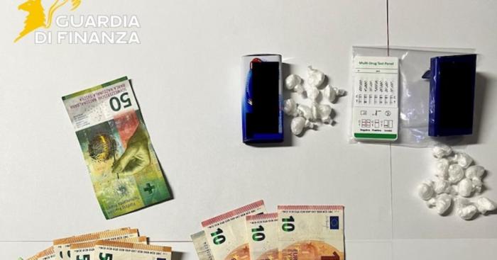 Cocaina nascosta in una scatole di caramelle: arrestato albanese, vietato il ritorno in Lombardia