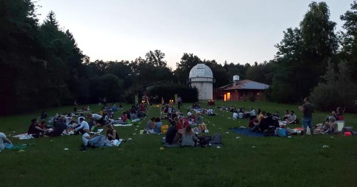 Picnic sotto le stelle cadenti: quattro serate magiche al Parco Pineta tra musica dal vivo, Perseidi e telescopi