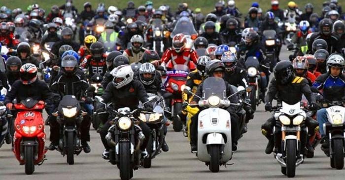 Raduno di motociclisti a Stabio, dieci denunciati: tra le accuse gare clandestine e impennate in strada