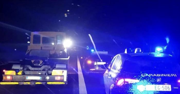 Fuga folle in autostrada: speronano i carabinieri e sfondano il casello di Gallarate