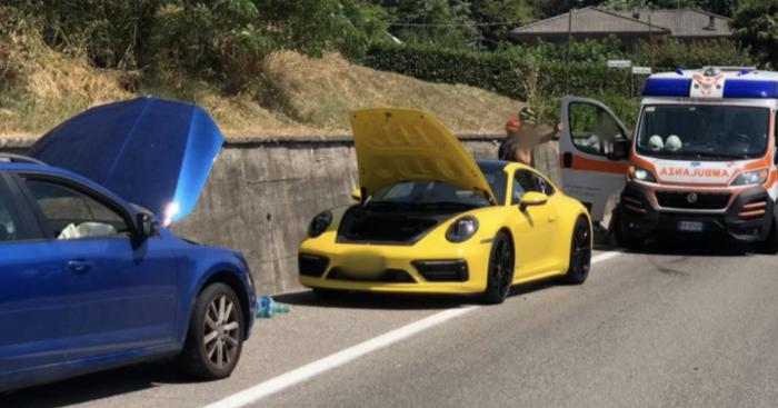 Scontro tra tre auto a Calcinate del Pesce: cinque persone coinvolte, due feriti lievi