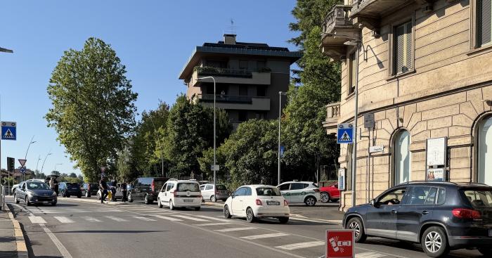 Camion coinvolto in un incidente a Largo Flaiano: traffico paralizzato in ingresso a Varese