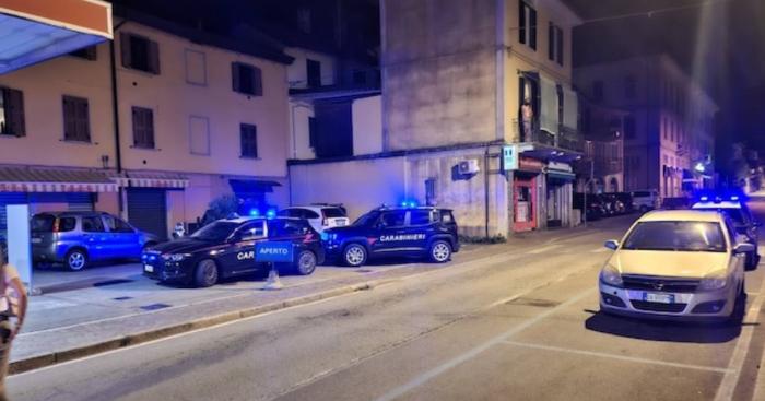 Laveno, vetri delle auto e vetrine infranti con un martelletto: notte di tensione in centro