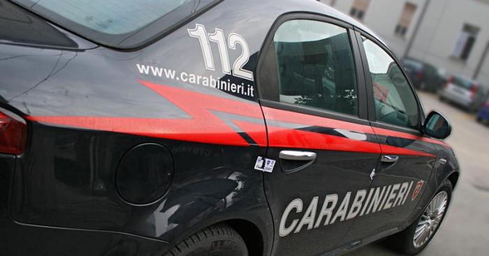 Spacca il finestrino della gazzella e colpisce un carabiniere: arrestata una 26enne a Varese