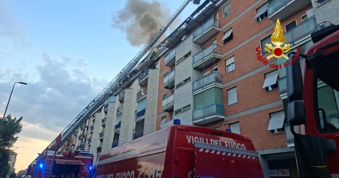 Incendio in un condominio di Milano: due morti e diversi residenti intossicati dal fumo
