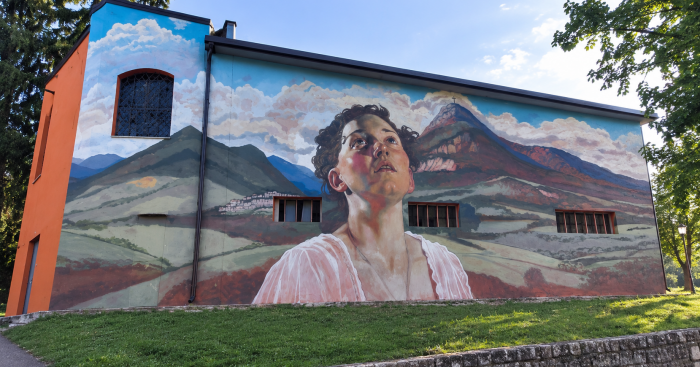 Cuasso al Monte, inaugurato il murale di Ravo: “Allegoria della vetta” completa il progetto WOW