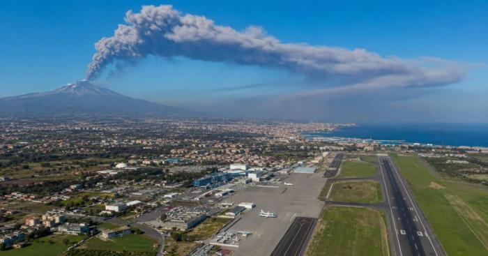 Etna, aeroporto di Catania ancora chiuso: voli sospesi fino alle 14 per la cenere vulcanica