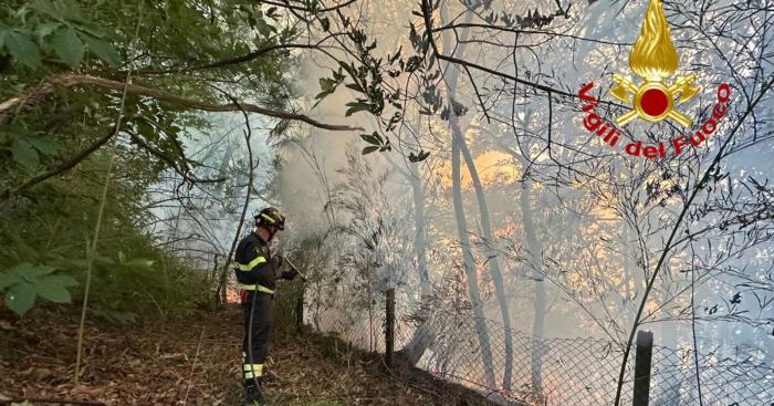 Incendio di Leggiuno, il rogo non è ancora spento: nella notte nuove fiammate, arriva l’elicottero