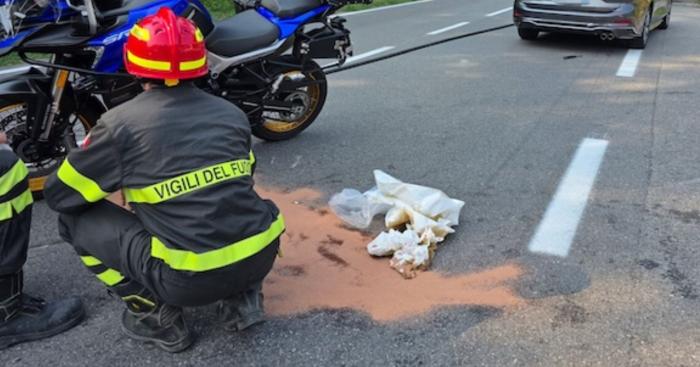 Scontro tra un’auto e una  moto a Lonate Pozzolo, motociclista 64enne finisce in ospedale