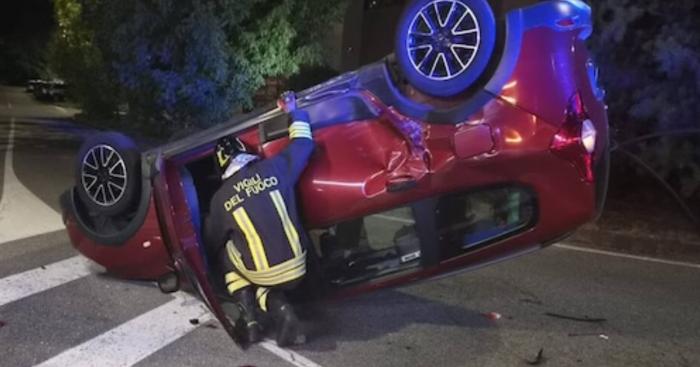 Auto si ribalta dopo lo scontro nella notte nel Comasco, due persone finiscono in ospedale