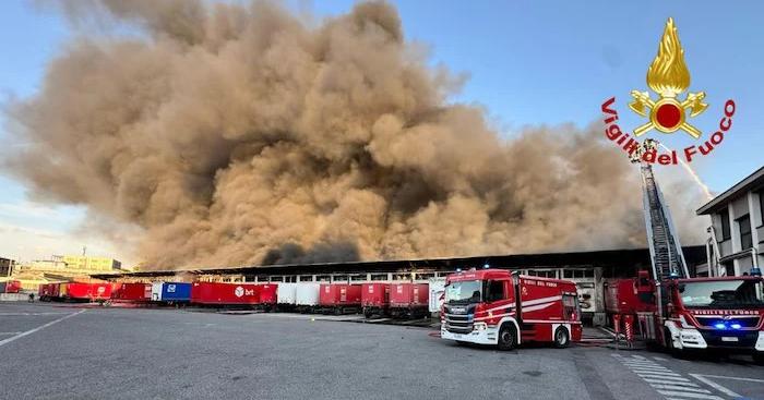 Domato maxi incendio nel deposito Brt di Milano: finestre chiuse e stop agli orti nel raggio di due chilometri