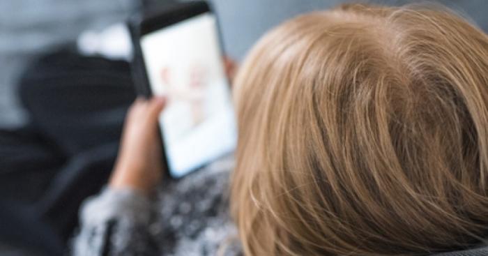 Regno Unito, arriva il coprifuoco per i social: stop notturno per gli utenti di 16 e 17 anni