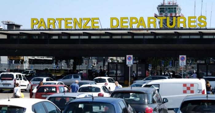 Finti controlli bagagli a Malpensa: chiedono fino a 70 euro ai passeggeri, scatta l’allarme truffa