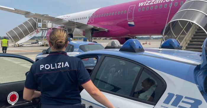 Scortato a Malpensa e rimpatriato: espulso un 56enne condannato per favoreggiamento dell’immigrazione clandestina