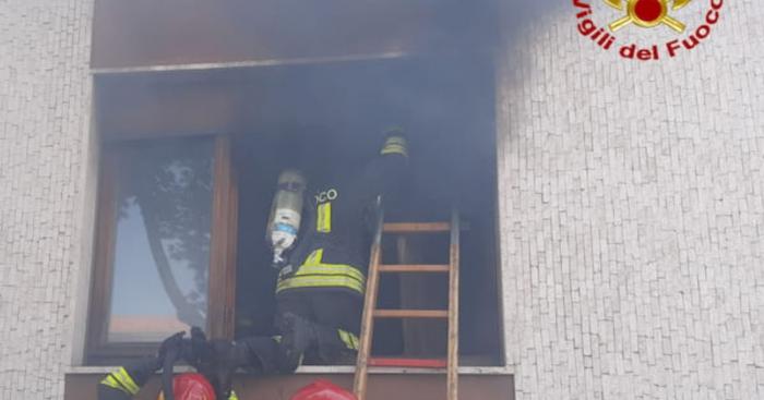 Incendio in un appartamento di Busto Arsizio, due persone trasportate in ospedale d’urgenza