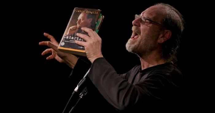 Flavio Oreglio porta la comicità a Maccagno: uno spettacolo gratuito in piazza sul Lago Maggiore