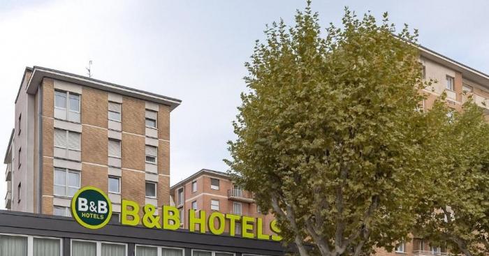 Como, hotel evacuato nella notte: 150 turisti costretti a lasciare le camere per un forte irritante nell’aria