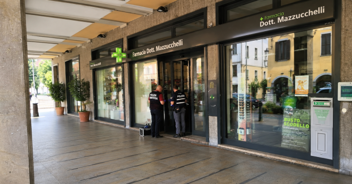 Spaccata nella notte in centro a Busto Arsizio: assalto alla farmacia, ladri in fuga a mani vuote