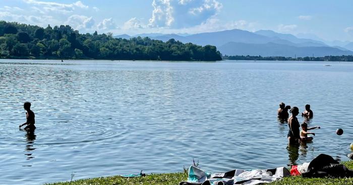 Lago di Monate, balneazione vietata al lido di Cadrezzate: stabilimenti e ristoranti restano aperti