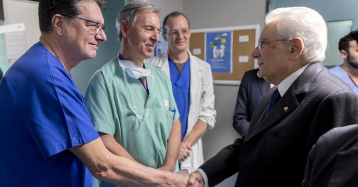 Mattarella ringrazia la sanità lombarda per le cure ai ragazzi feriti nel rogo di Crans-Montana