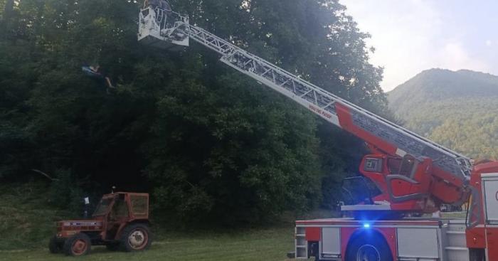 Raffiche di vento a Caravate, due parapendisti costretti ad atterraggi d’emergenza
