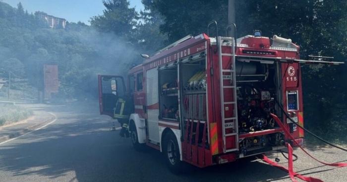 Incendio nei boschi di Bisuschio, fiamme lungo la Provinciale 9