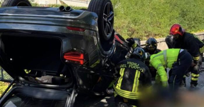 Sfonda un muretto e si ribalta a un passo dalla scarpata: 47enne soccorso con l’elicottero