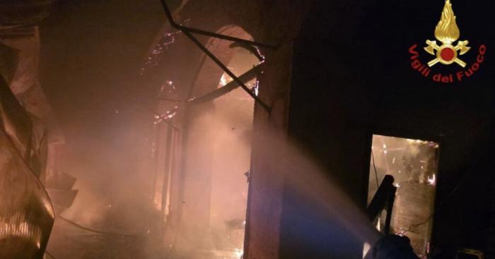 Cascinale in fiamme a Cocquio Trevisago, sette ore di lavoro per domare l’incendio