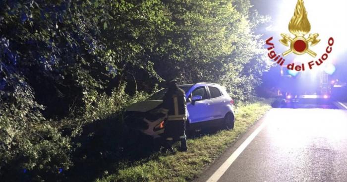 Albero piomba su un’auto lungo la statale della Valganna: due feriti