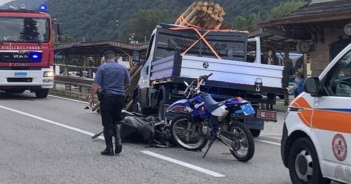 Scontro tra furgone e moto a Ghirla, feriti due giovani sulla strada della Valganna