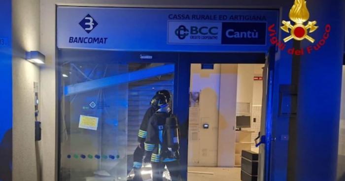 Assalto al bancomat nella notte nel Comasco: esplosione nella filiale della Bcc, ingenti danni