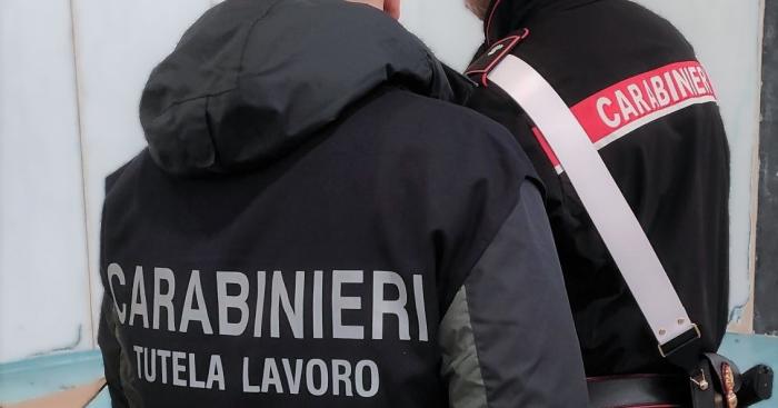 Blitz nel barber shop di Azzate: locale chiuso dopo i controlli, irregolarità su personale, igiene e urbanistica