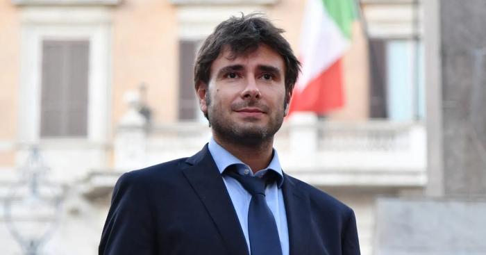Alessandro Di Battista ricoverato a Cuba: è in gravi condizioni
