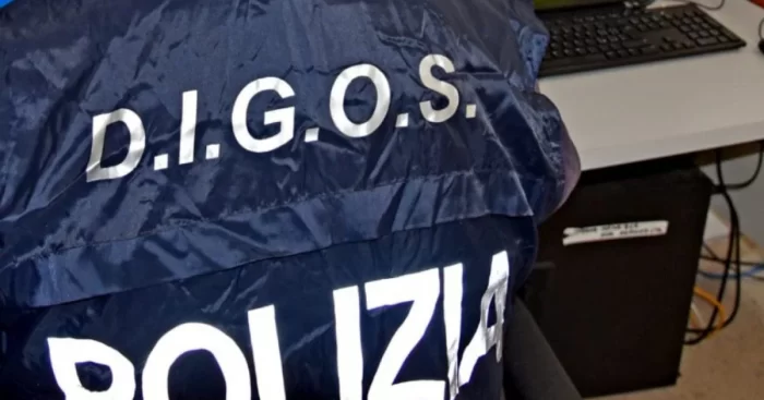Terrorismo, arrestato un 16enne italiano di origini straniere del Comasco: in casa propaganda Isis, materiale neonazista e un video per costruire ordigni