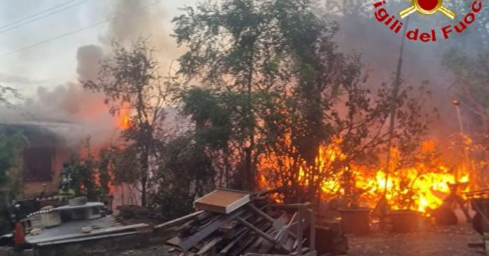 Divampa un incendio lungo la SP1 a Buguggiate, in fiamme un capanno e una catasta di legna