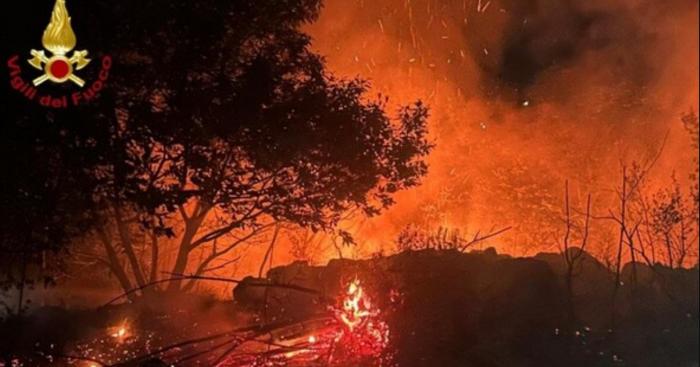 Incendi nel Verbano Cusio Ossola: notte di emergenza tra Omegna e numerosi altri roghi