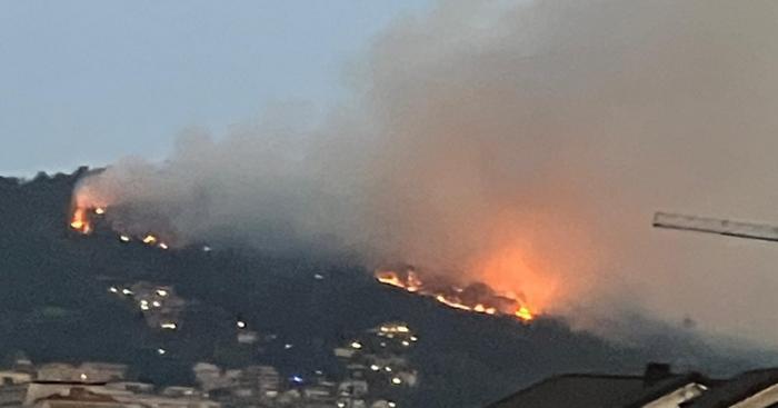 Incendio sul monte Goi, mobilitati 180 vigili del fuoco e 38 volontari: evacuate 55 persone