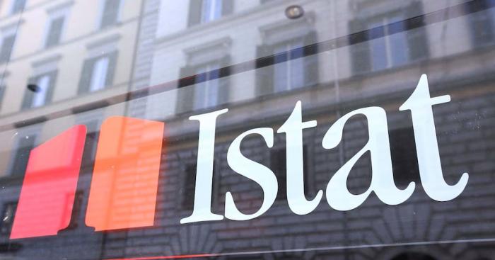 Istat, calano gli immigrati in Italia nel 2025: meno arrivi dall’estero, frenano anche gli espatri degli italiani