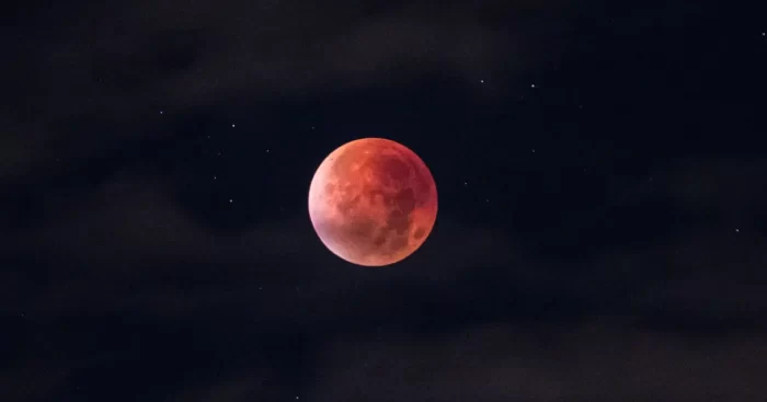 Luna rossa all’alba: il 28 agosto l’eclissi parziale sarà visibile dall’Italia