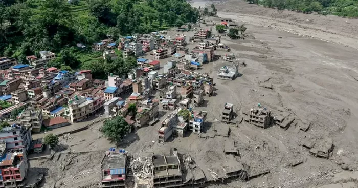 Nepal, una violenta alluvione devasta il confine con il Tibet: centinaia di dispersi, 90 italiani nella zona