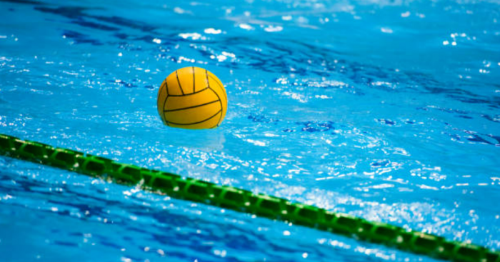 Piscina di via Copelli chiusa, ma la pallanuoto non si ferma: dal Comune 119mila euro per le società