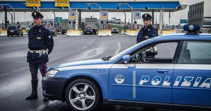 Fermati al casello con documenti falsi: uno era ricercato internazionale
