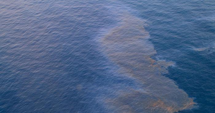 Chiazza di carburante nel Lago Maggiore, odore di benzina fino al centro di Angera: indagini sullo sversamento