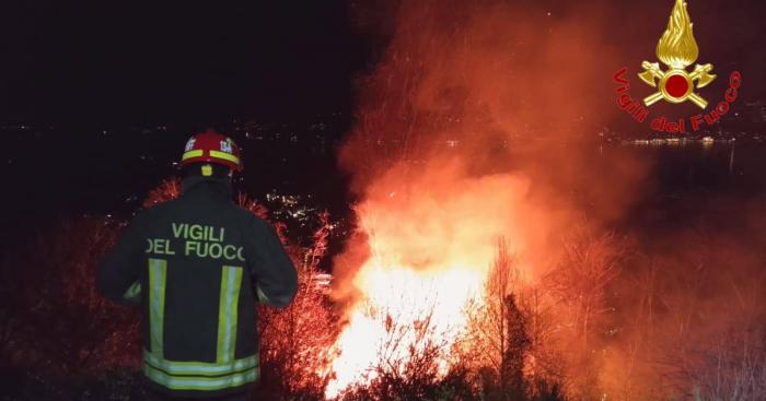 Rogo in viale Europa: bruciano sterpaglie e area boschiva, maxi intervento dei vigili del fuoco