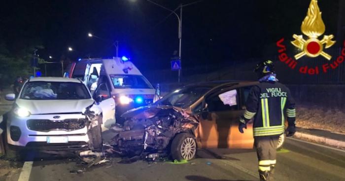 Scontro tra due auto a Gavirate: cinque donne finiscono in ospedale dopo l’impatto notturno